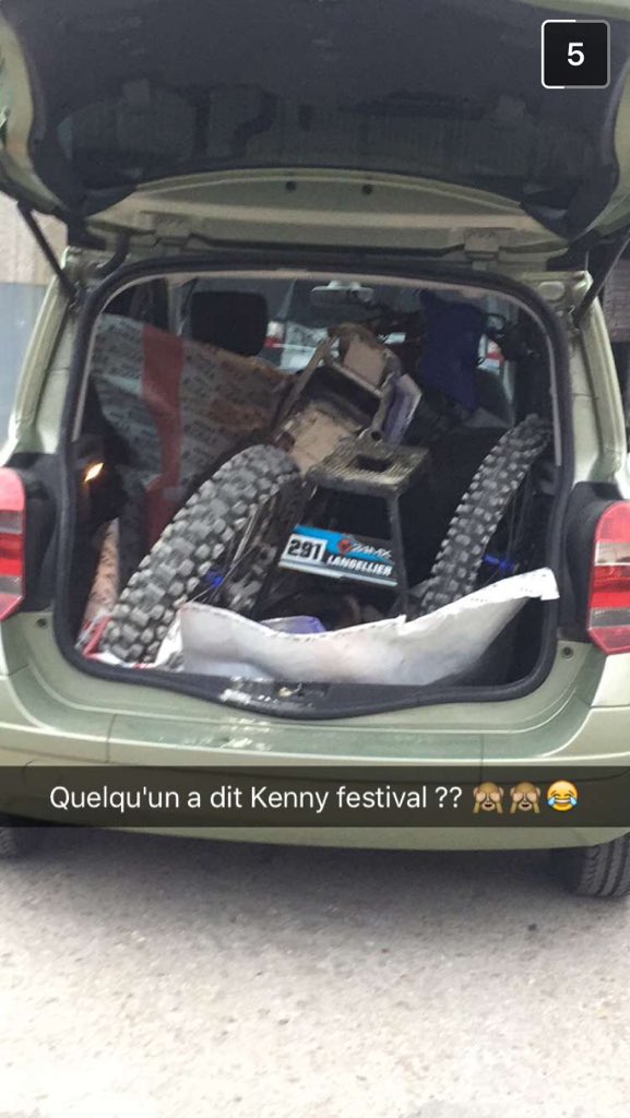 BourdiolLucas's tweet photo. Quand ton pote n'a pas de fourgon, on pique la Modus de maman et gaz !#kennyfestival #kf2016 https://t.co/czna8l3EsV