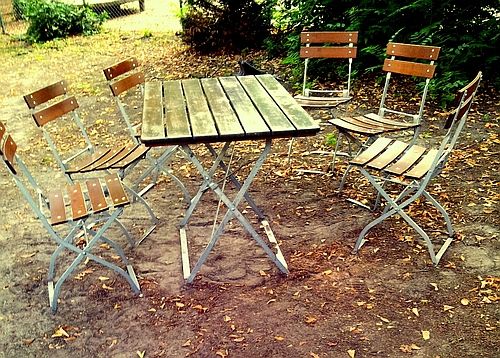 Letnapark's tweet photo. SCHÖNEN MITTAG!
"UndnunindenGarten!"
Fußnoten, Kommunikation,Schaukeln & heiße Stühle
15.00 Made in Germany #ilb2016 https://t.co/DbPeKRF2EA
