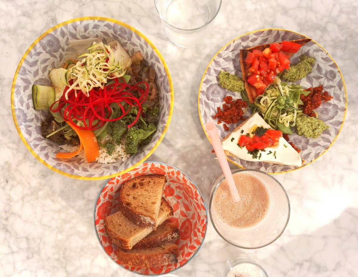 LesTasters's tweet photo. On vous tient au jus, #smoothie, bowl... la nouvelle cantine #healthy  https://t.co/AqKHuRhjzM https://t.co/mg29SPYwJT