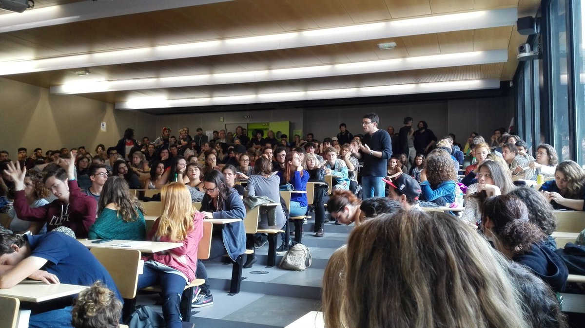 ToursEnAGros's tweet photo. Amphi, pris de force par les étudiants et qlqs syndicalistes on parle du futur de la lutte. #manif15sept https://t.co/nnalrq4fpk