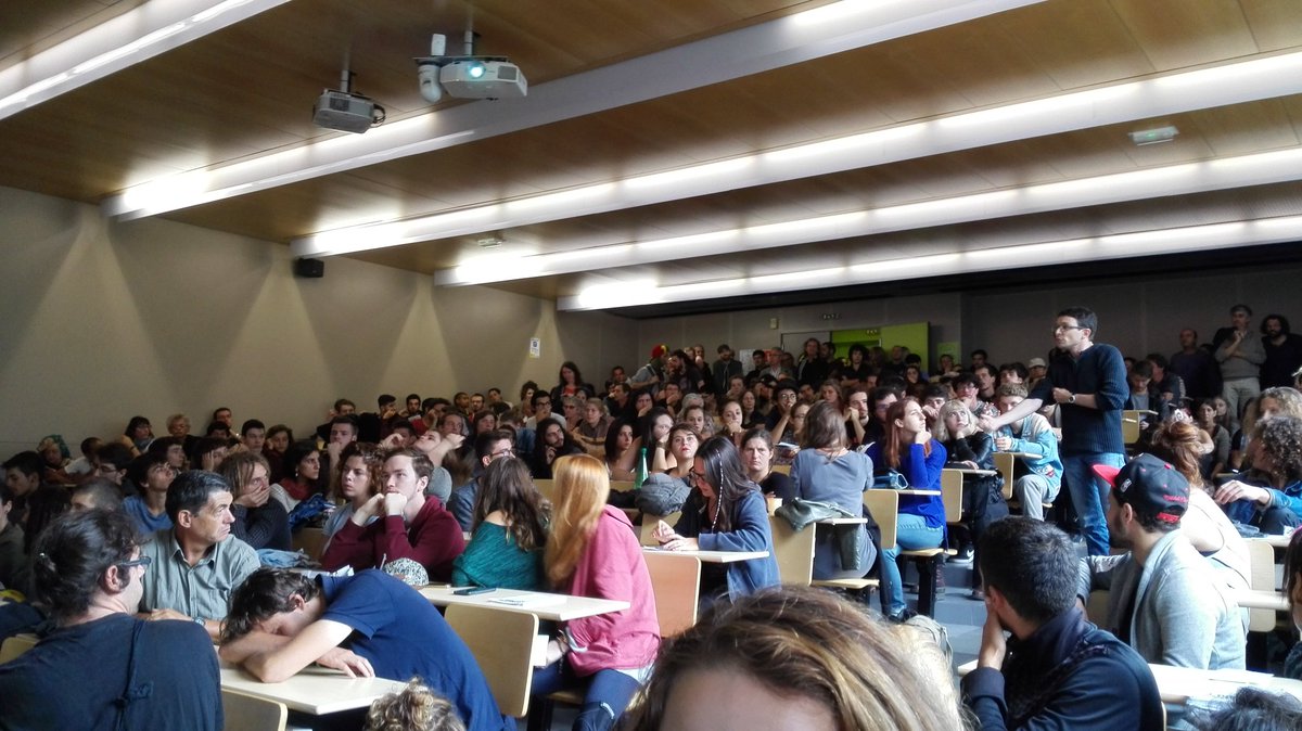 ToursEnAGros's tweet photo. Amphi, pris de force par les étudiants et qlqs syndicalistes on parle du futur de la lutte. #manif15sept https://t.co/nnalrq4fpk
