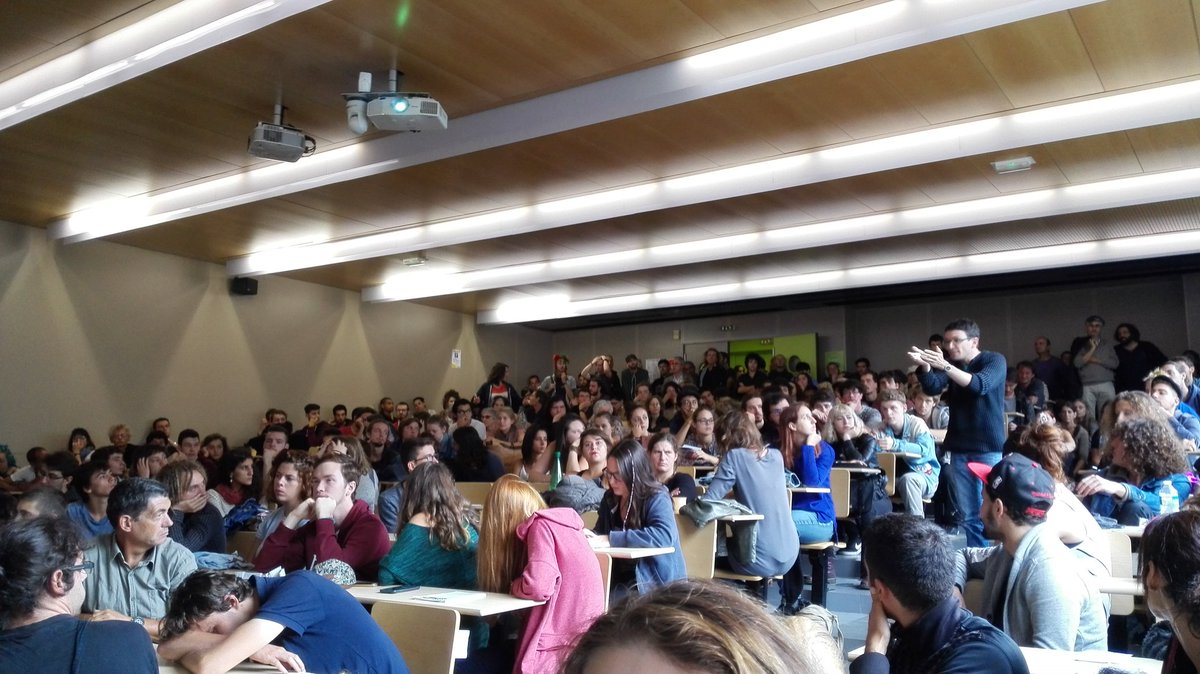 ToursEnAGros's tweet photo. Amphi, pris de force par les étudiants et qlqs syndicalistes on parle du futur de la lutte. #manif15sept https://t.co/nnalrq4fpk