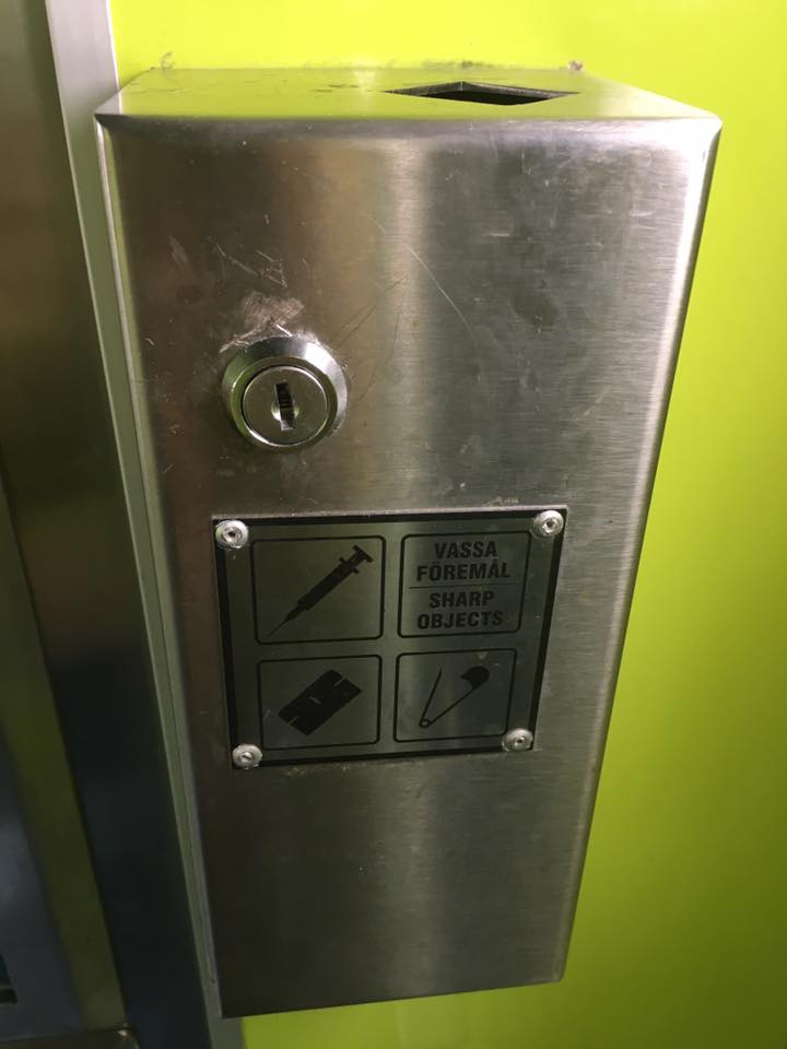sbrukarforening's tweet photo. Inne på toalett vid Medeltidsmuséet kan man slänga sina använda kanyler. Bra initiativ! #NormaliseraMera #FixrumNu https://t.co/PLEZLoLdOo