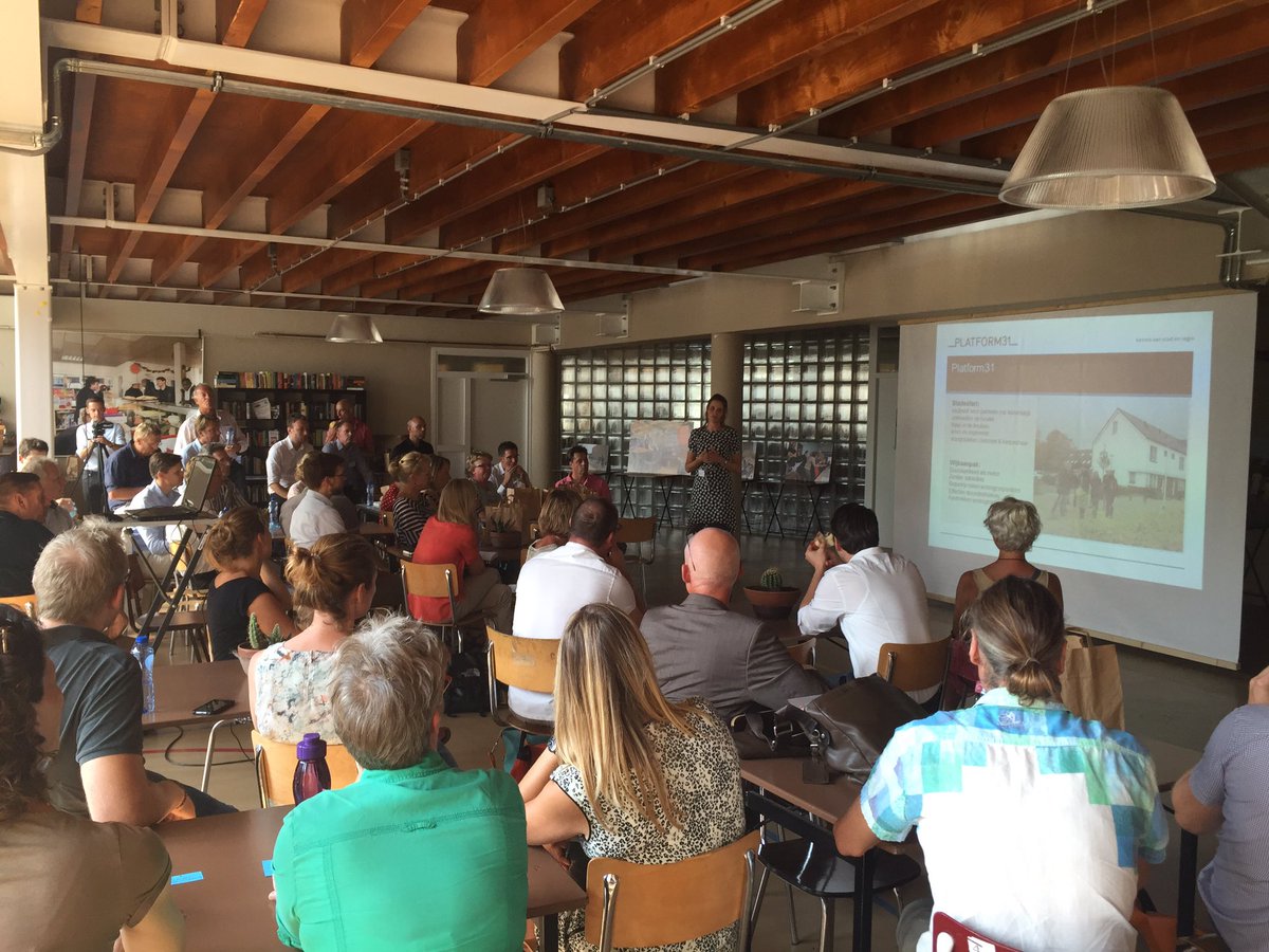 GroothuisMirjam's tweet photo. We zijn begonnen! Anne-Jo Visser van @Platform31 doet de aftrap van de #stadsafari #stadstuinovertoom https://t.co/9zDJXhBaMi