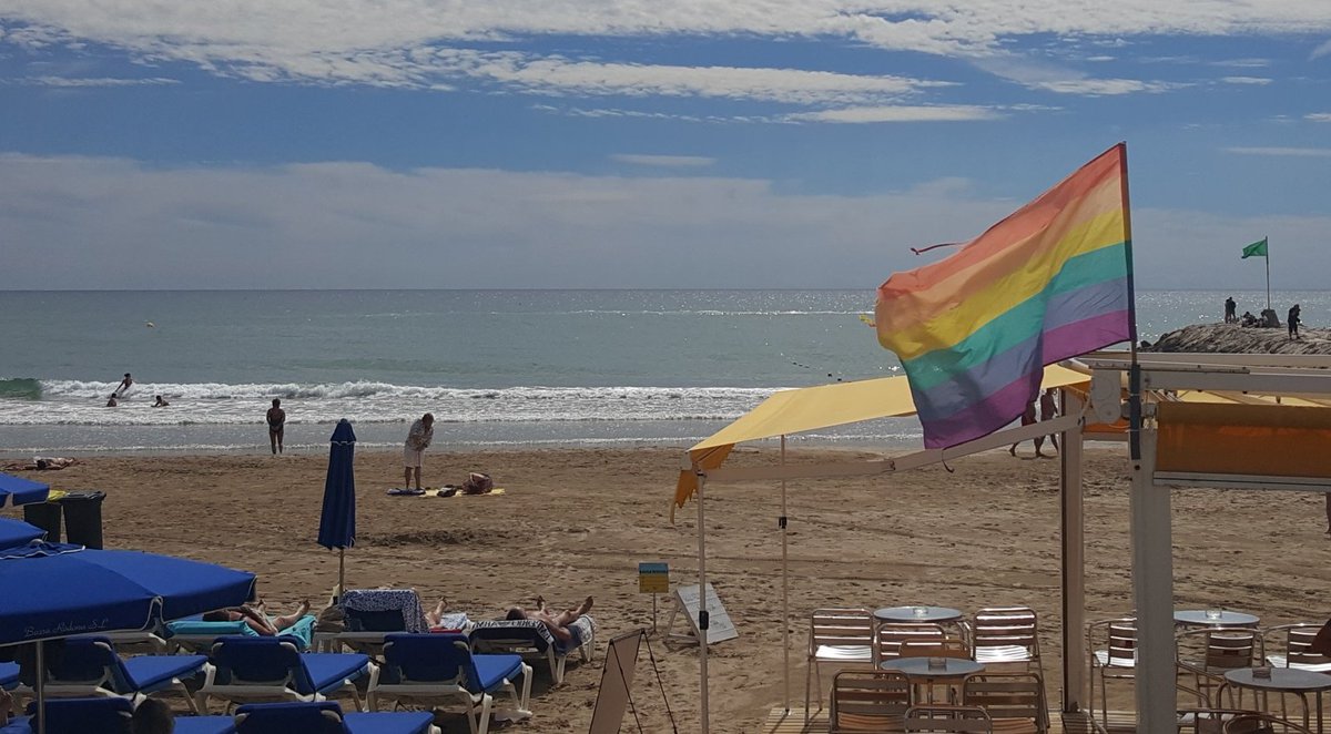 Maquinistilla's tweet photo. Un día perfecto para visitar las @PlatgesSitges y disfrutar del mar. #Sitges https://t.co/Ni76nb8Htm