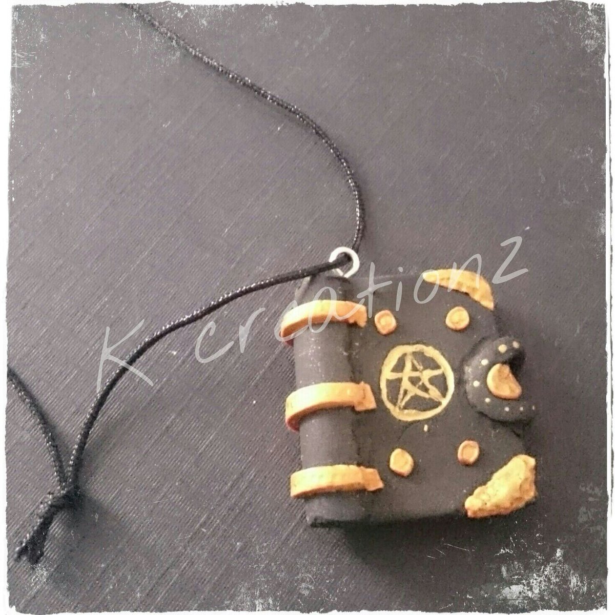 K_creationz101's tweet photo. Getting into the spooky theme for Halloween   #handmade #halloween #creationz #keyrings #alternativexmasdecs https://t.co/cFDylIshJ3