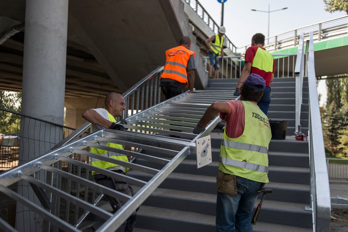 ZDM_Warszawa's tweet photo. Schody na @lazienkowski. Trwa układanie izolacji i montaż balustrad. https://t.co/ob2Oc10kQh https://t.co/8yR6be5Dyt