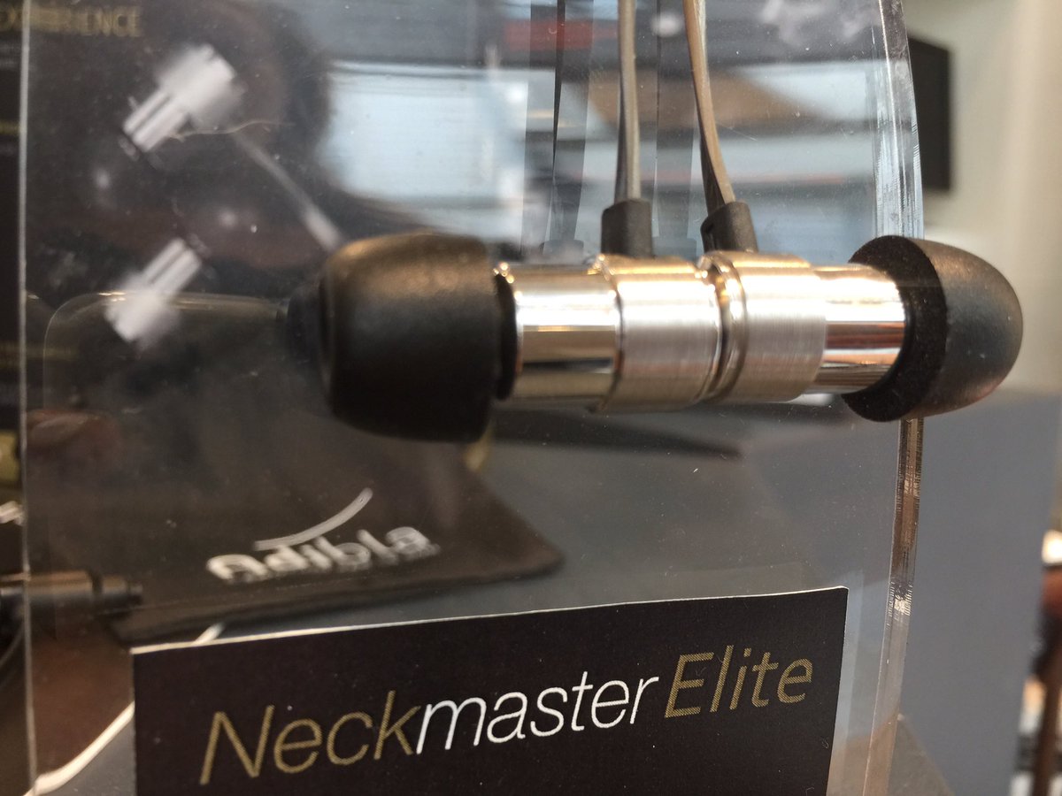 CecileDard's tweet photo. Nouveau Neckmaster Elite, meilleur casque audio au monde ? Si vous me RT je pourrais tester 😋 #NewNeckmaster https://t.co/eUXq9zj1lG