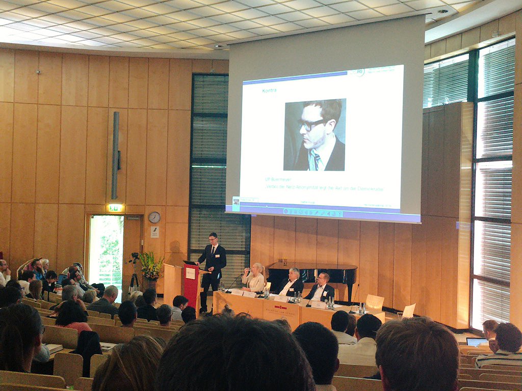 thsch's tweet photo. Steffen Kluge zur #Klarnamenpflicht #Facebook: Alles ist vertretbar. Und über allem schwebt @vieuxrenard o.so😉 #ha16 https://t.co/r048MPomZd