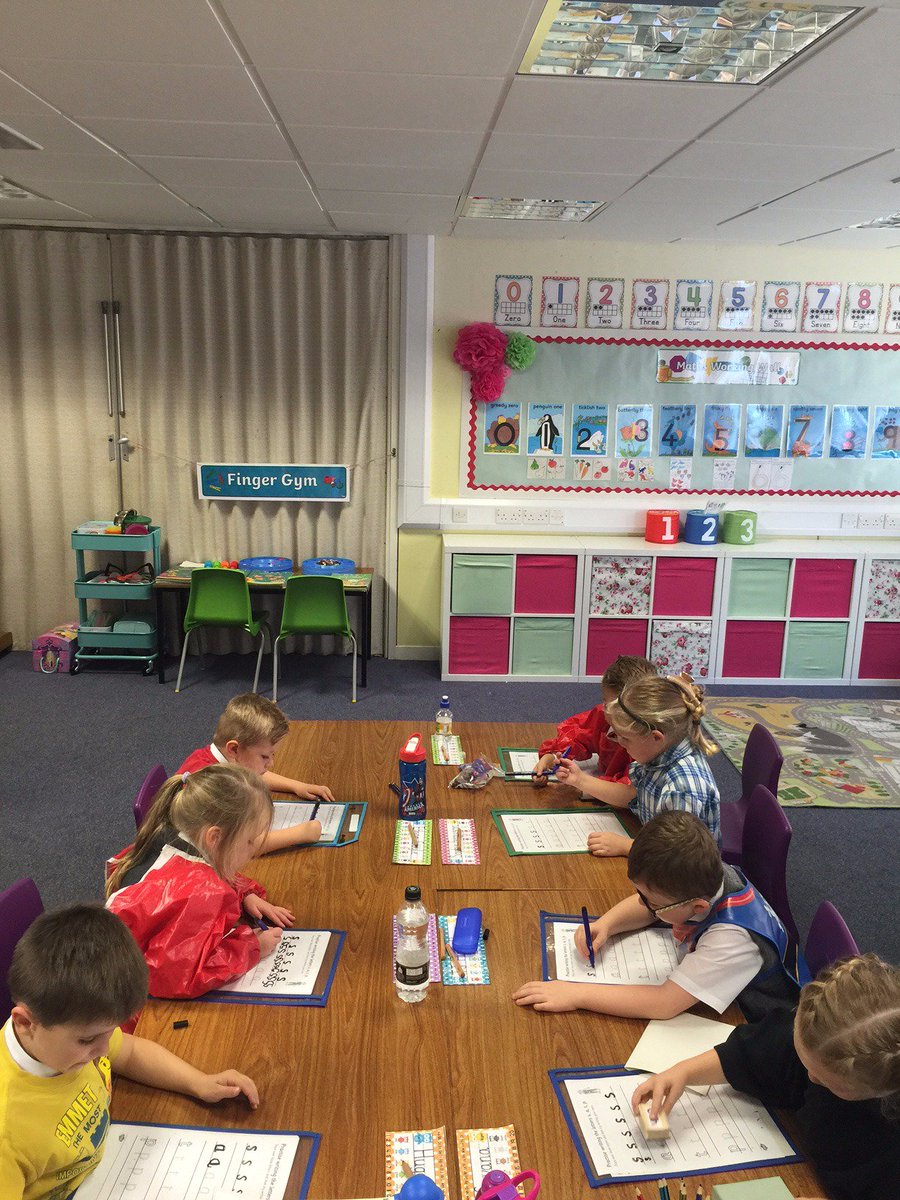 KnoxlandSchool's tweet photo. Primary One children are very busy practising their phonics and handwriting. https://t.co/e876wLlUTx
