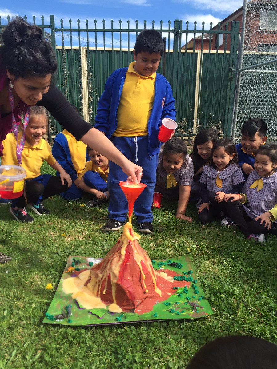1Z having some volcanic fun! #fun #collaboration #scienceisawesome <a href="/CabraPS/">Cabramatta PS</a> @Stage1CPS