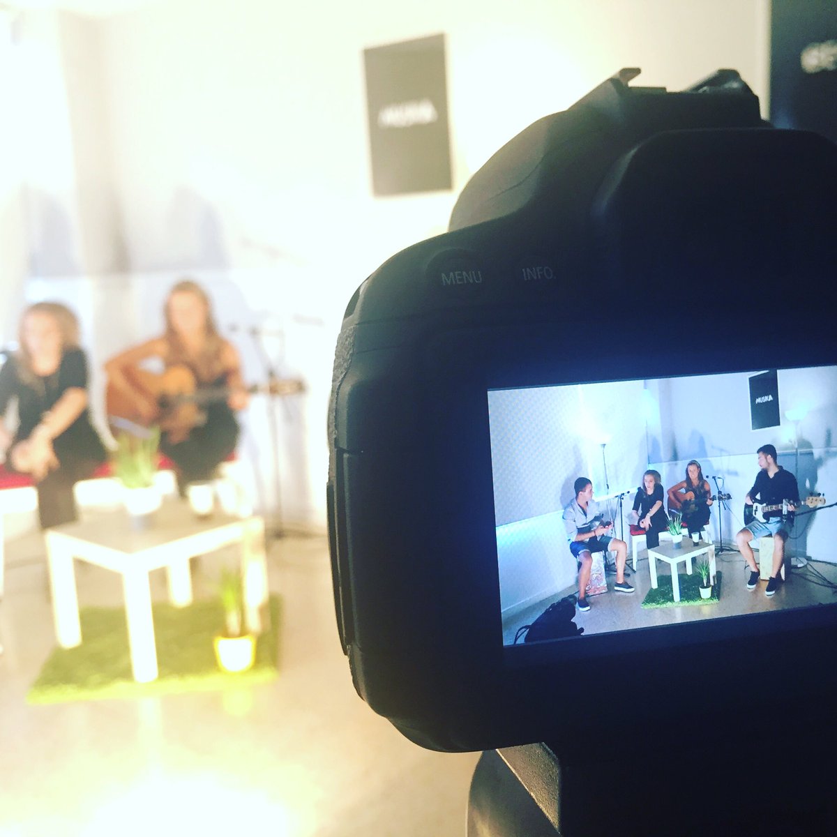 Kanttuenea's tweet photo. Cuarto Traste musika taldeari zuzenezkoa grabatzen Hala Dzipo musika eskolan! https://t.co/VbXuwO3ioe