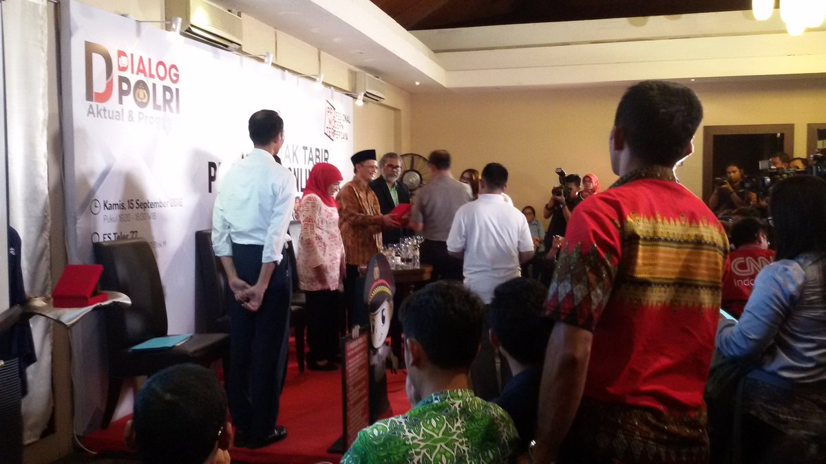 DivHumas_Polri's tweet photo. Sesi pemberian kepada para narasumber diskusi kali ini #PromoterPolri #DialogPolri https://t.co/eBjUEBpndI
