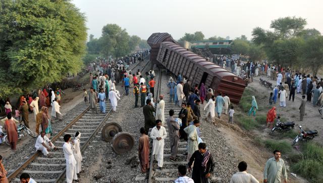 DY365's tweet photo. #PakistanTrainCrash:Atleast 6 Dead n 150 Injured as Karachi-Bound Train Crashes near Multan.https://t.co/1ZODTZLocn https://t.co/ahNCq1qfAd