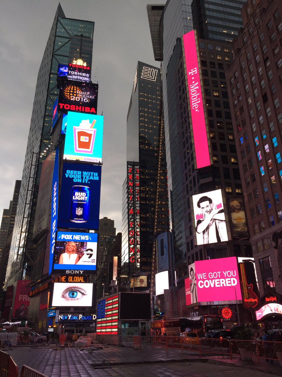 flyinglike's tweet photo. 大雨之前的 time sq https://t.co/5GlFvopMbx