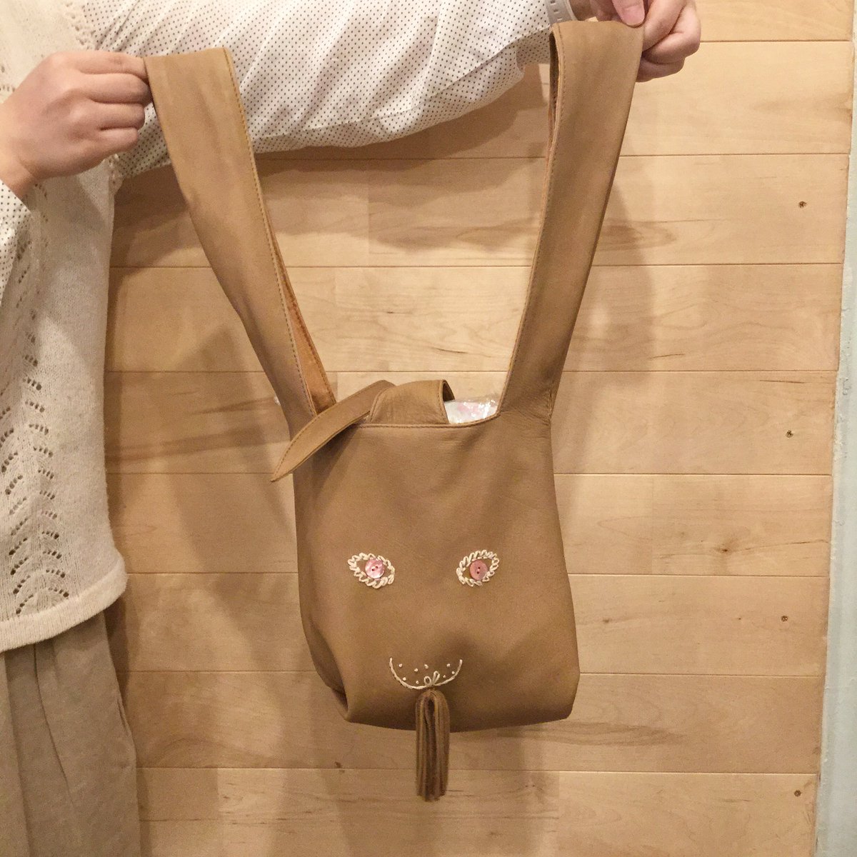 LisuLuLu's tweet photo. 🌟入荷速報🌟
ミナ好きの方必見です!
たったいま、#minaperhonen の #usabag がやってきてくれました🐇♡
牛革素材のとっても上品なうさちゃんです♩
ほぼ未使用のため状態もとてもよいです◎ https://t.co/GrMnzHnlKc