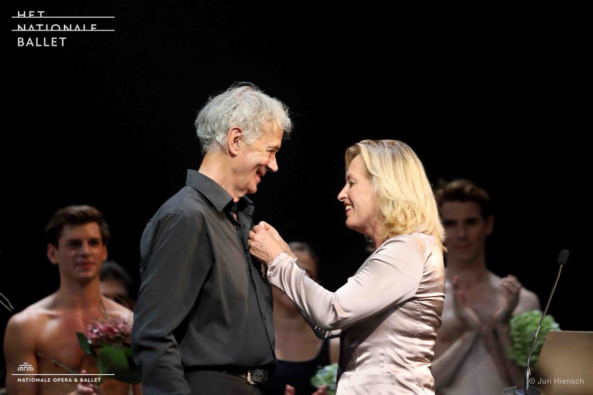 DutchNatBallet's tweet photo. Toer van Schayk has received a special award last night at the premiere of Dutch Masters! We are proud! #HNBmeesters https://t.co/b5i61YcpdJ