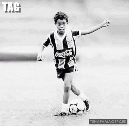 TuhafAmaGercek's tweet photo. Ronaldinho ilk olarak miniklerde oynarken rakip takımı 23-0 yendiklerinde keşfedildi. 23 golü de Ronaldinho atmıştı. https://t.co/WLhqgcVdke