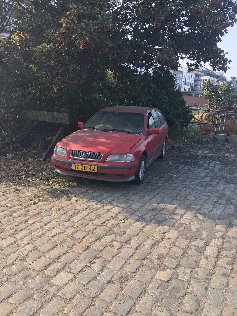 timberghmans's tweet photo. @LPAntwerpen deze Volvo staat al 2 mnd met open raam te rotten op de kaai.  Ter hoogte van ex-miniatuurstad. Thanks! https://t.co/XC2ItJTubg