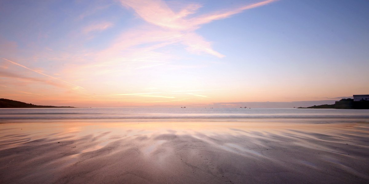 hocking_photo's tweet photo. #CalmBeforeTheStorm! #Tranquil #Coverack #beach - just before #sunrise and before the storm this week! #LoveCornwall https://t.co/xiKNzgvQmA