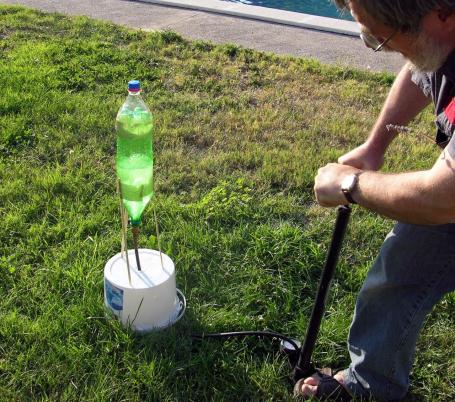 Geniet nog een dag van het warme weer en bouw met de klas een #waterraket! biologieplusschool.nl/nieuws/doen/bo…