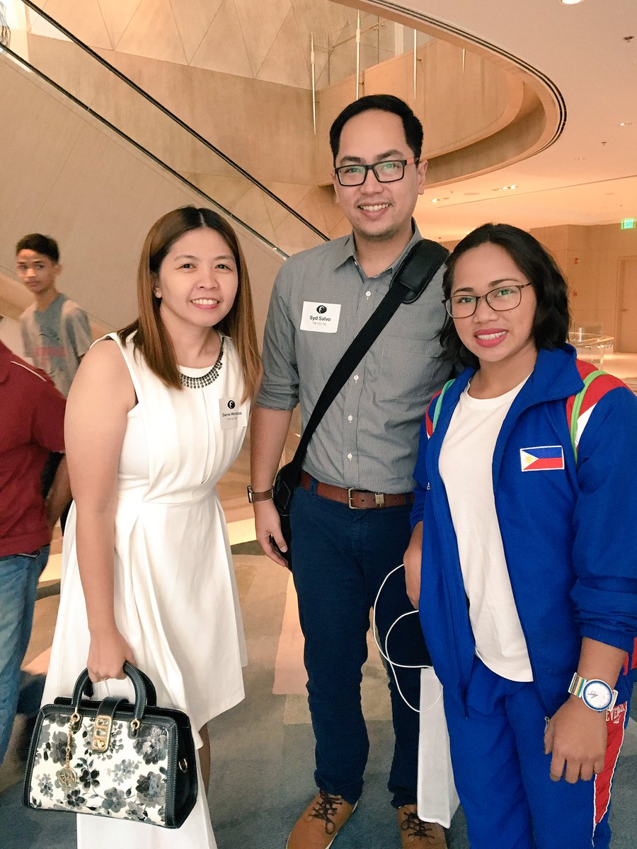 invalidated_Syd's tweet photo. Bumped into Olympic Silver medalist Hidilyn Diaz @ #FCCInspired #InspiredConversations #PinoyPride https://t.co/YrazLwAU41