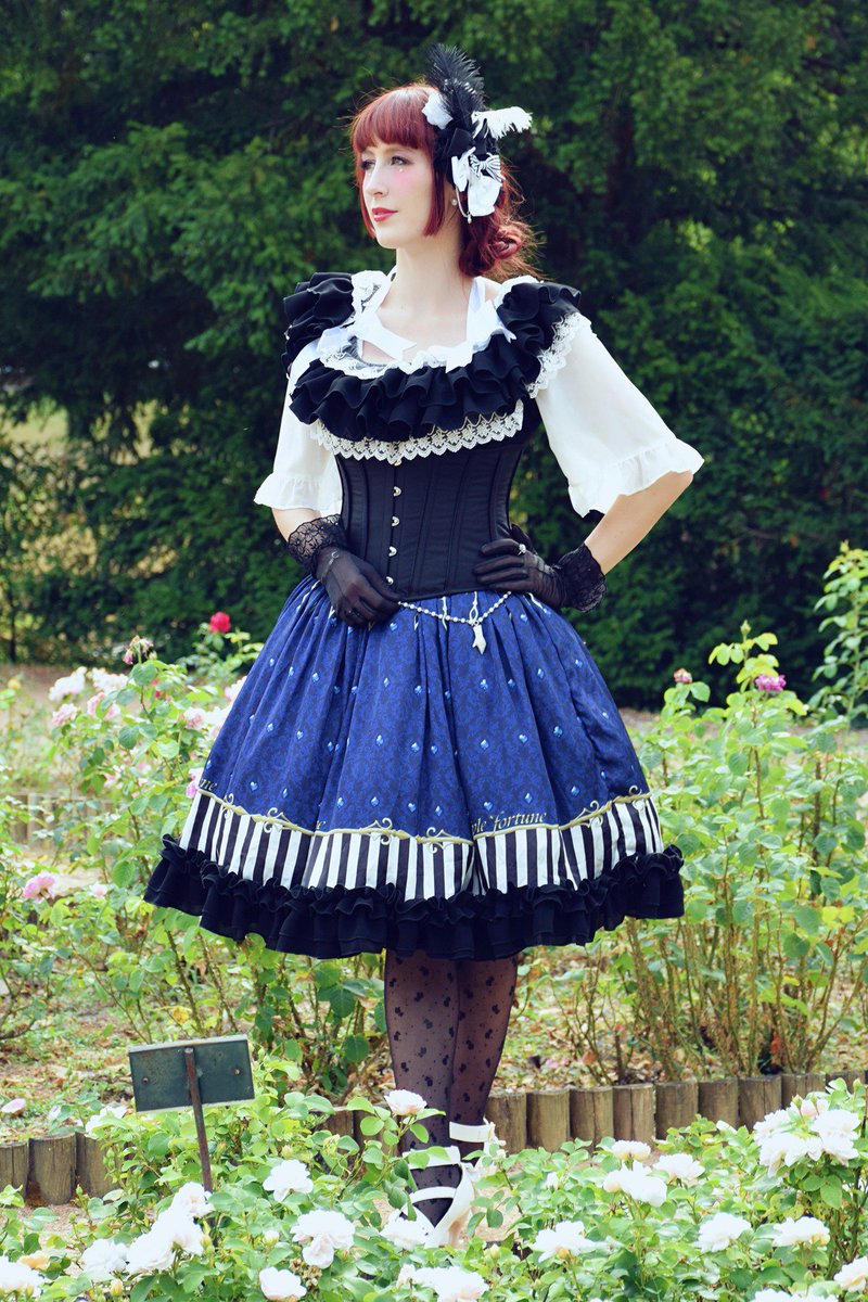 #Kawaii ambassador <a href="/Pommandarine/">Pommandarine</a> in our classic black underbust, which you can buy here; corset-story.com/classic-underb…
