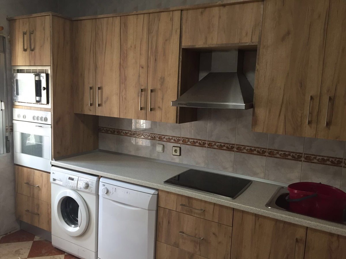 CYRMODA's tweet photo. Puertas de formica en roble dorado, con encimera de formica imitación silestone de 4cm. @mueblescapita https://t.co/iiBqOcirtZ