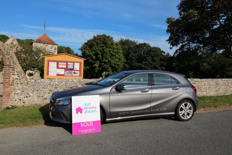 JSAestateagents's tweet photo. On the road again! 🚘   ☀️  ☀️  ☀️  #Sussex #EstateAgentonTour https://t.co/y0a8we1I8L