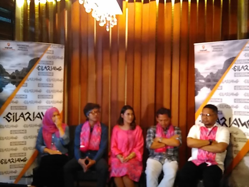 silariangmovie's tweet photo. Inilah dua pemeran utama film Silariang! #prescon #silariang https://t.co/yFy4Jx1cj4