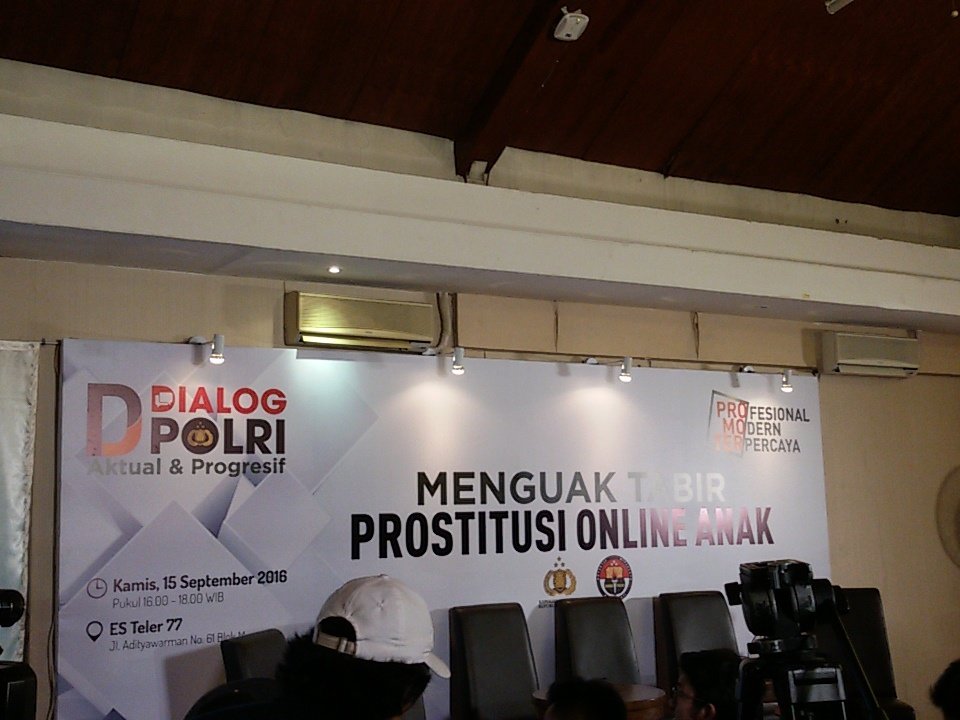 DivHumas_Polri's tweet photo. Acara diskusi dengan tema "Menguak Tabir Prostitusi Online Anak" akan dimulai. #PromoterPolri #DialogPolri https://t.co/s3cInpLjPN