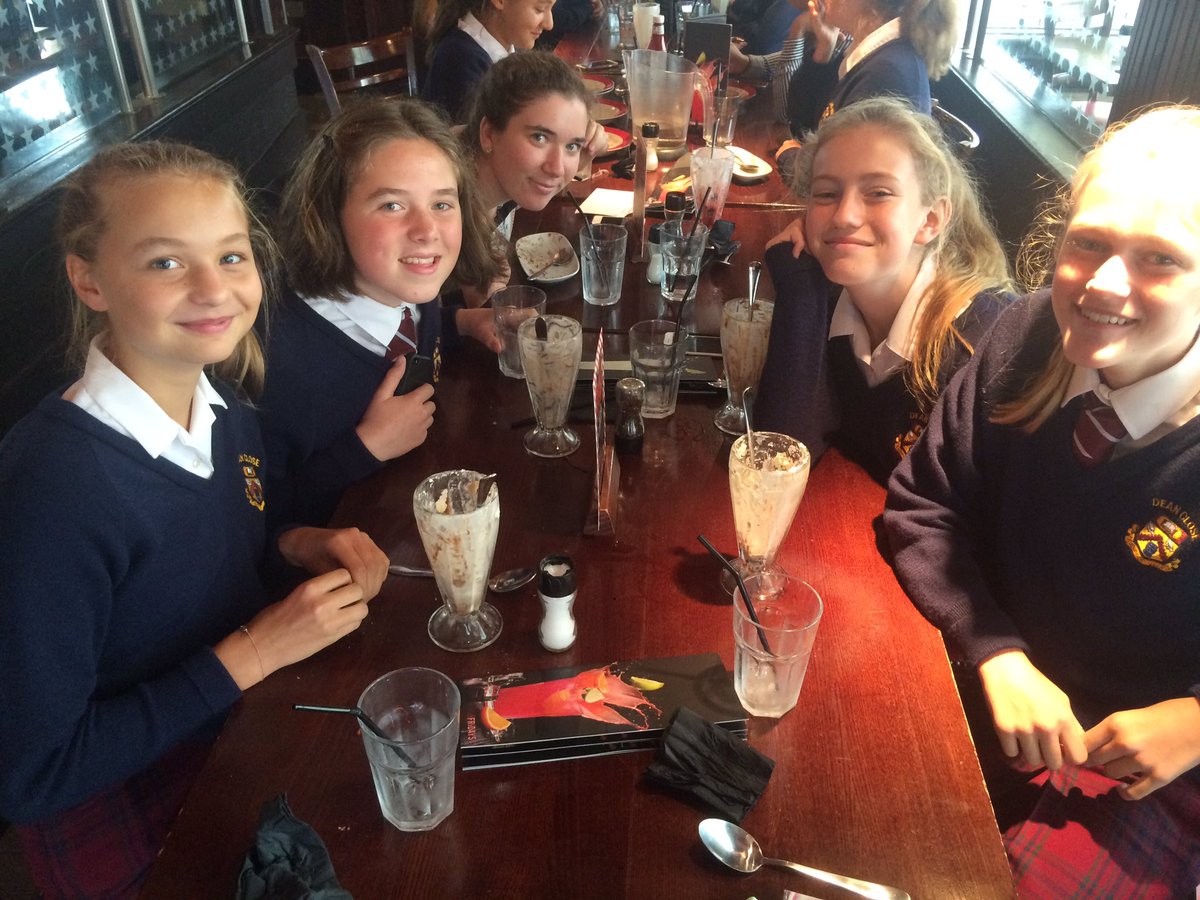 DCSMeadHouse's tweet photo. House bonding with the U6 and new fourth form over sundaes @TGIFridays #sundaes #meadlings @DeanCloseSchool https://t.co/aNZiAlUAgD
