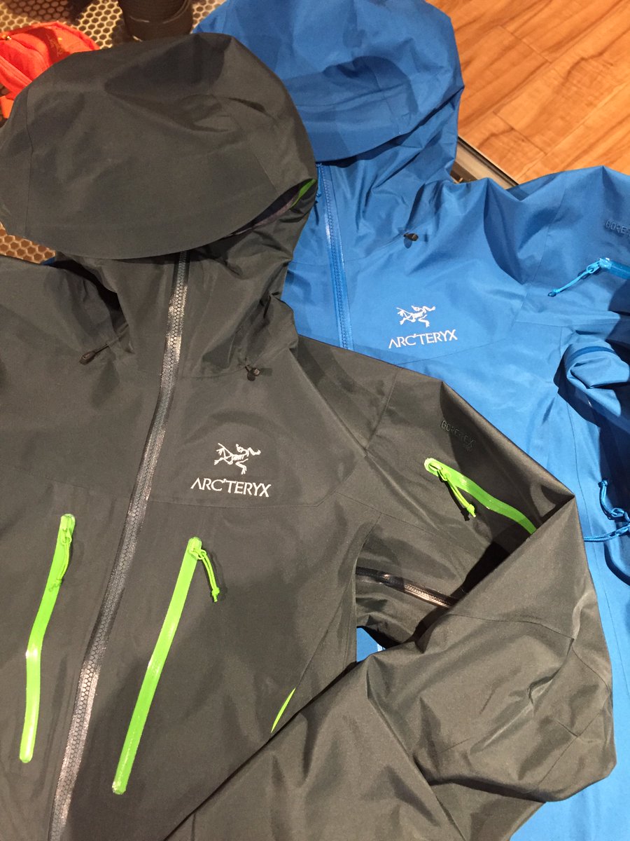 ISGgreen's tweet photo. 【#ARCTERYX ici club神田】待望の #AlphaSV 本日入荷!最高峰のプロテクションをもったアルパインジャケット!重量はそこまで変わらずにこれだけのギミック(写真)があるのか!?と店頭で驚いていただきたいです!! https://t.co/robvVDfMJN