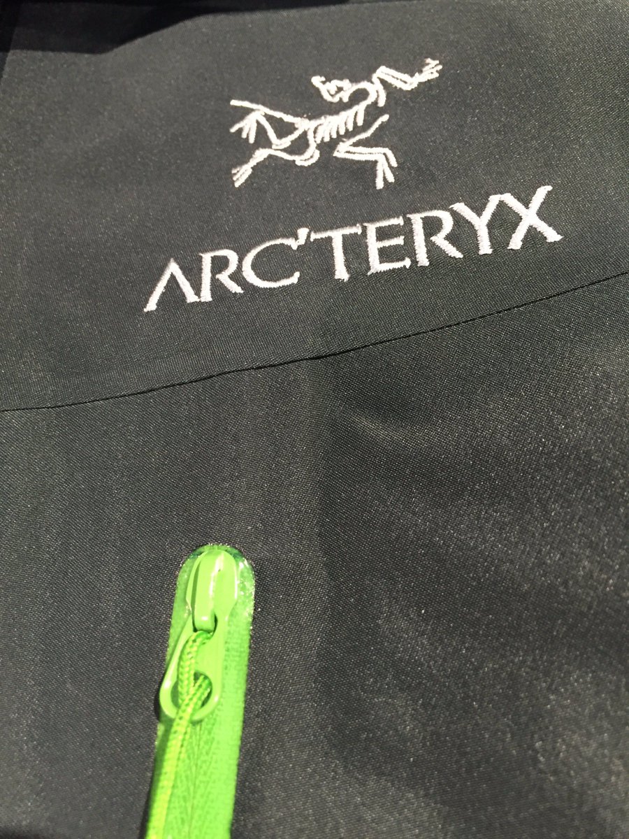 ISGgreen's tweet photo. 【#ARCTERYX ici club神田】待望の #AlphaSV 本日入荷!最高峰のプロテクションをもったアルパインジャケット!重量はそこまで変わらずにこれだけのギミック(写真)があるのか!?と店頭で驚いていただきたいです!! https://t.co/robvVDfMJN