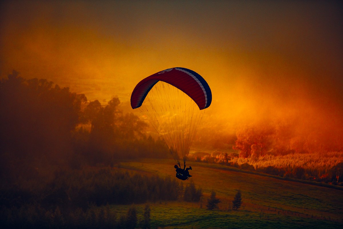 gospoty's tweet photo. Do you have the guts to go paragliding? You can go while being in Kula, Hawaii. #outdoorsy #wxperince #highaltitude https://t.co/VhEz7lPW1g