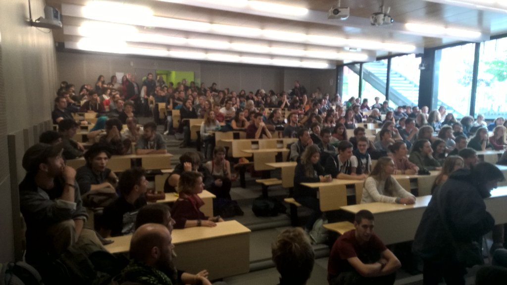 mjcf37's tweet photo. 250 personnes en AG d'après manif à la Fac des Tanneurs ! #LoiTravailNonMerci #Tours https://t.co/t6iDytzhn1