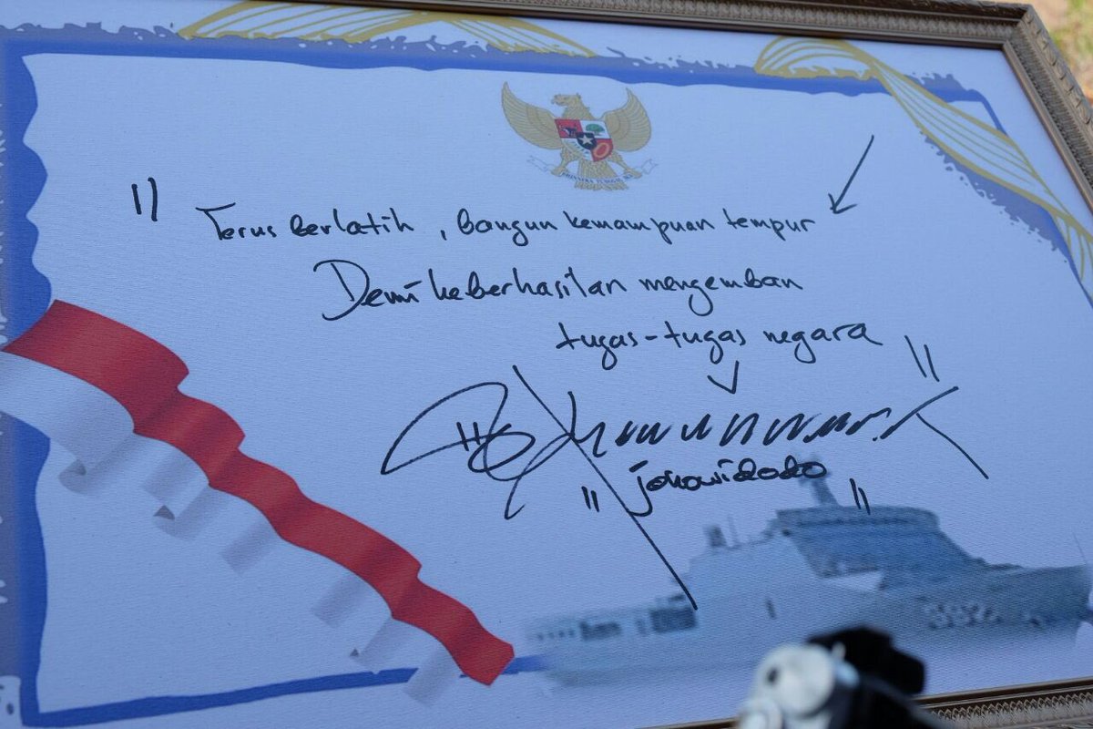 jokowi's tweet photo. Terus berlatih, bangun kemampuan tempur demi keberhasilan mengemban tugas-tugas negara -Jkw https://t.co/Xjdhxd8osC