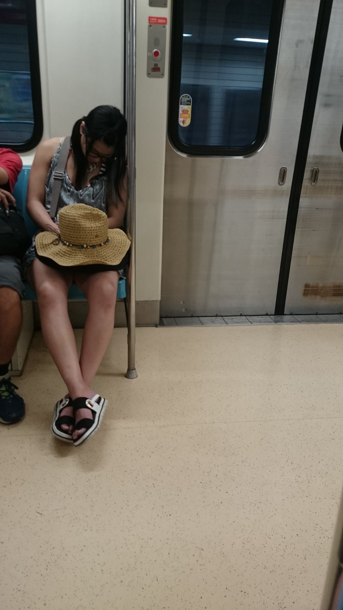 列車　盗撮 🐥MARU🐥水色革命 в X: „盗撮。 爆睡😪💣💤 淡水むかってますが陽がおちそう(>_<)  https://t.co/88EBctRjJF“ / X