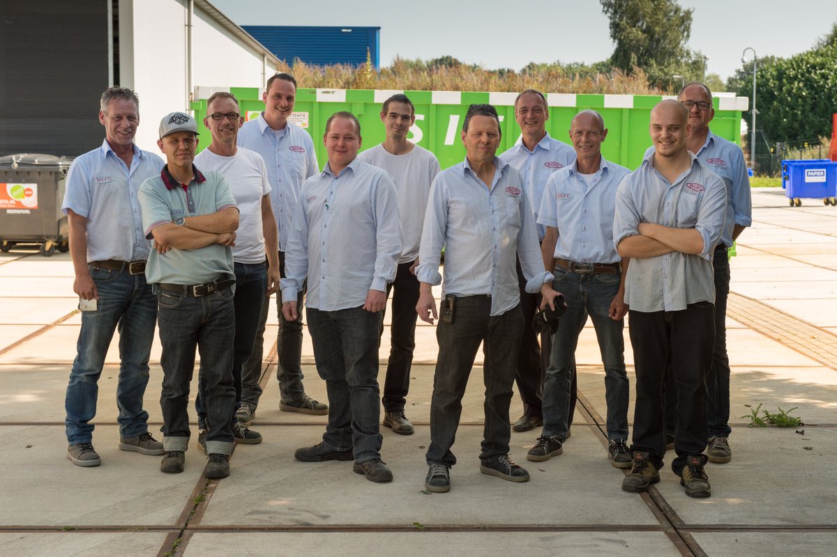 Feluagroep's tweet photo. Medewerkers @Feluagroep bemensen Containerstraat! #Trots! https://t.co/WzIDAfdbd9 https://t.co/emolFdl0RJ
