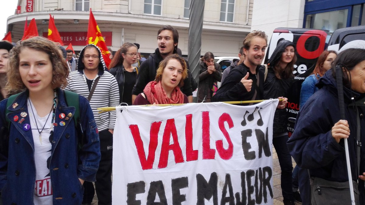 ToursEnAGros's tweet photo. À Tours on ne lâche (toujours et encore) rien ! #manif15sept #Manif15Septembre #LoiTravailNonMerci #LoiTravail https://t.co/R4UPd2NgmT