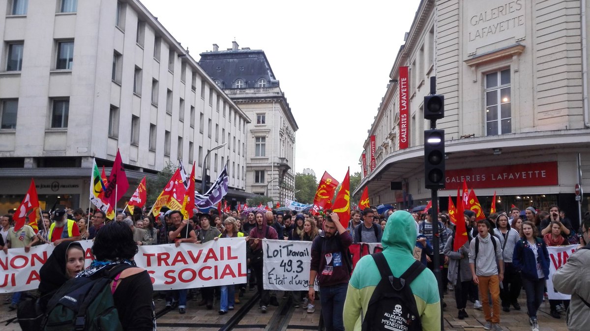 ToursEnAGros's tweet photo. À Tours on ne lâche (toujours et encore) rien ! #manif15sept #Manif15Septembre #LoiTravailNonMerci #LoiTravail https://t.co/R4UPd2NgmT