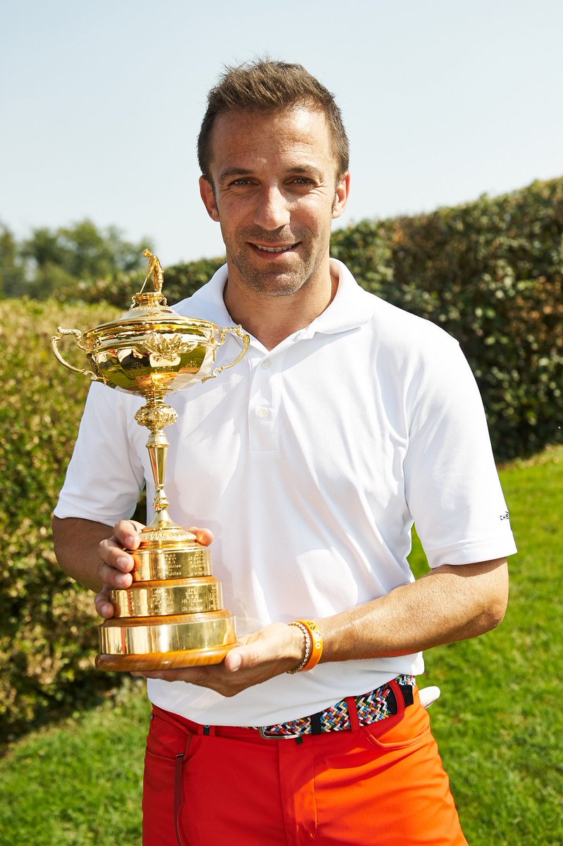 It's raining but...

It's free admission all week - ✔️
Sunshine is expected - ✔️
Get a pic with the trophy - ✔️