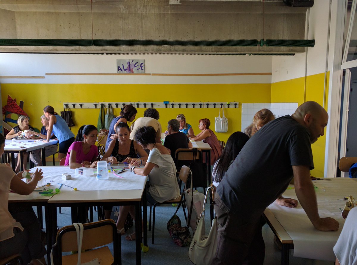 iasfbo's tweet photo. Tinkering you will love: un percorso di #tinkering. Corso d'#aggiornamento all'#IC12 di #Bologna @MiurSocial #scuola https://t.co/IxLJiFsbhl