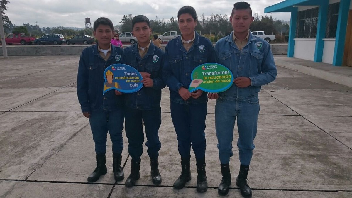 Educacion_Ec's tweet image. &quot;Chicos les felicito por su esfuerzo y agradezco a @AXEA65 por este convenio&quot; Juan Carlos Palacios #CreandoAlianzas