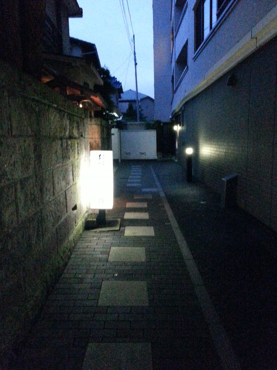 afrororo's tweet photo. 鎌倉裏路地、さいきん仕事ばっかやってんなぁとふと。 https://t.co/d2HZJG7OPg