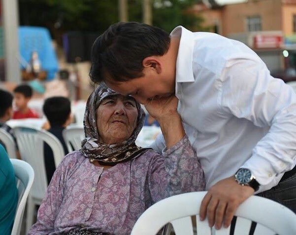 'Dostun evi gönüllerdir
Gönüller yapmaya geldik..'