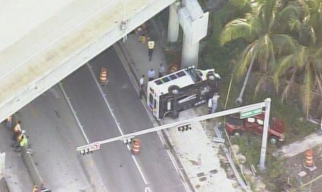 KinderCare van overturns with kids inside.  Driver taken to hospital. bit.ly/2czDHz2 https://t.co/bbnifIpA9v