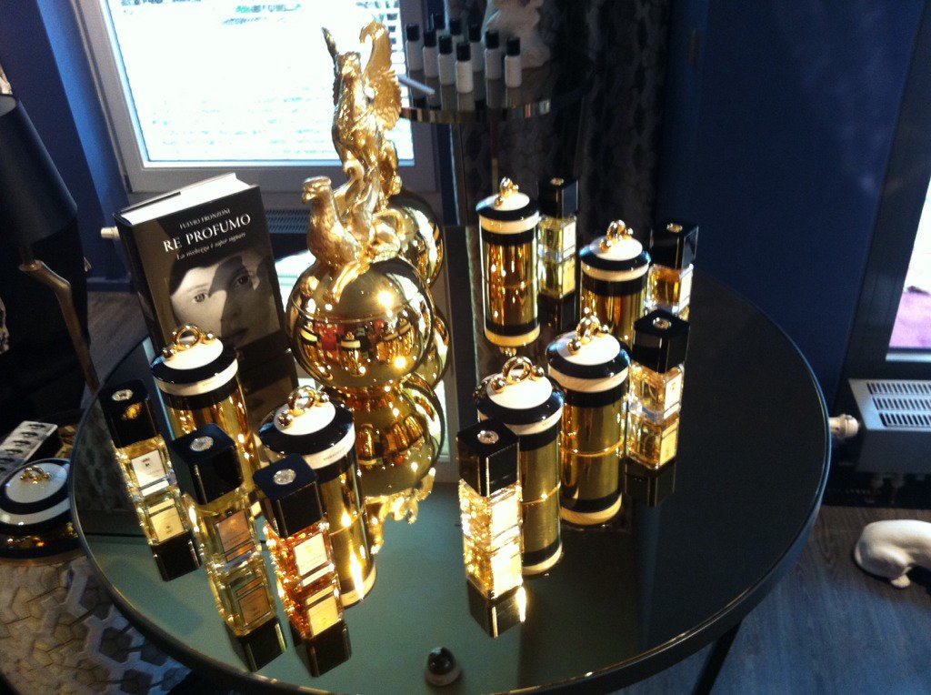 NiceBastard's tweet photo. Gülden geht es auch bei der Eröffnung der @AveryPerfume Gallery zu #Starnberg #Stehrumchen https://t.co/j6j7IGafzS