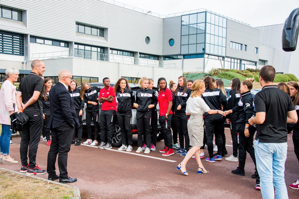 EAGuingamp's tweet photo. Les féminines de l'EAG en visite à #Celtigel !
>>>https://t.co/OHSSpyfBWg<<< https://t.co/P0Sa6U3Sz8