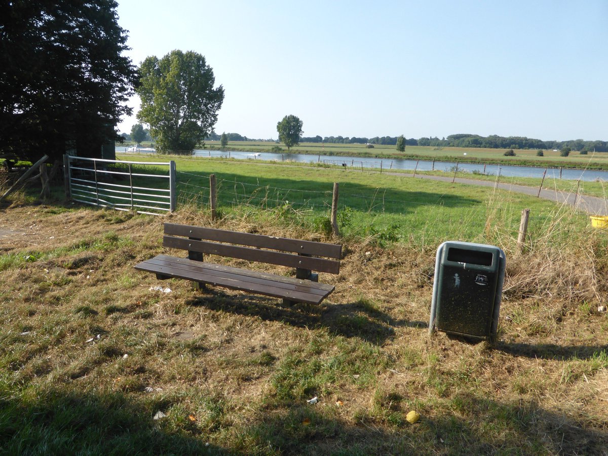 willemwandelt's tweet photo. @wandelbankjes #pelgrimspad #heusden #veer #pont #dijk #bergschemaas #maas https://t.co/LFER2hE9s2